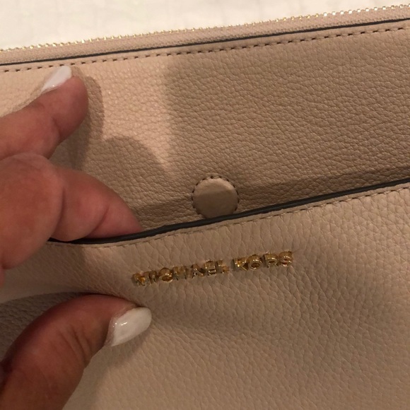 Michael Kors clutch with detachable strap - Picture 3 of 8
